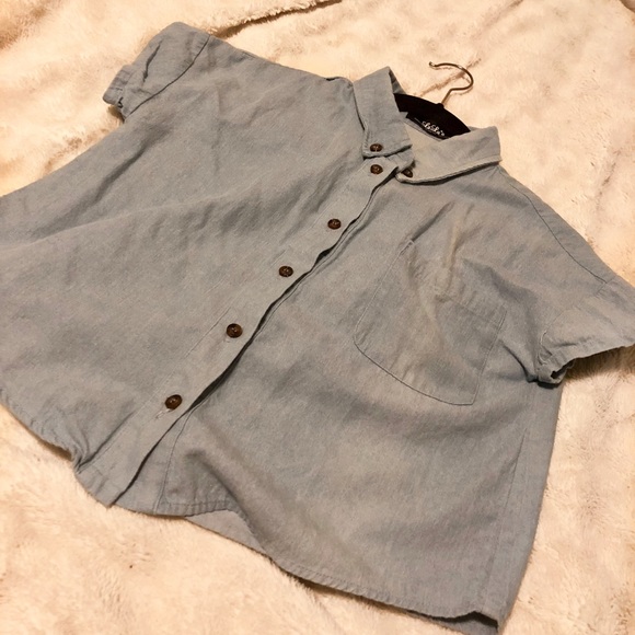 NEVER WORN | Lulu’s button up crop - Picture 2 of 3